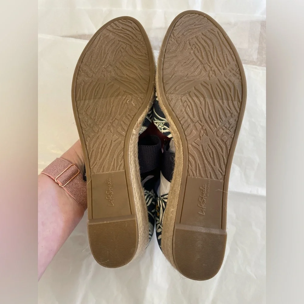 NWOB Life Stride Women's Navy Bold Floral Espadrille Shoes in size 9.5